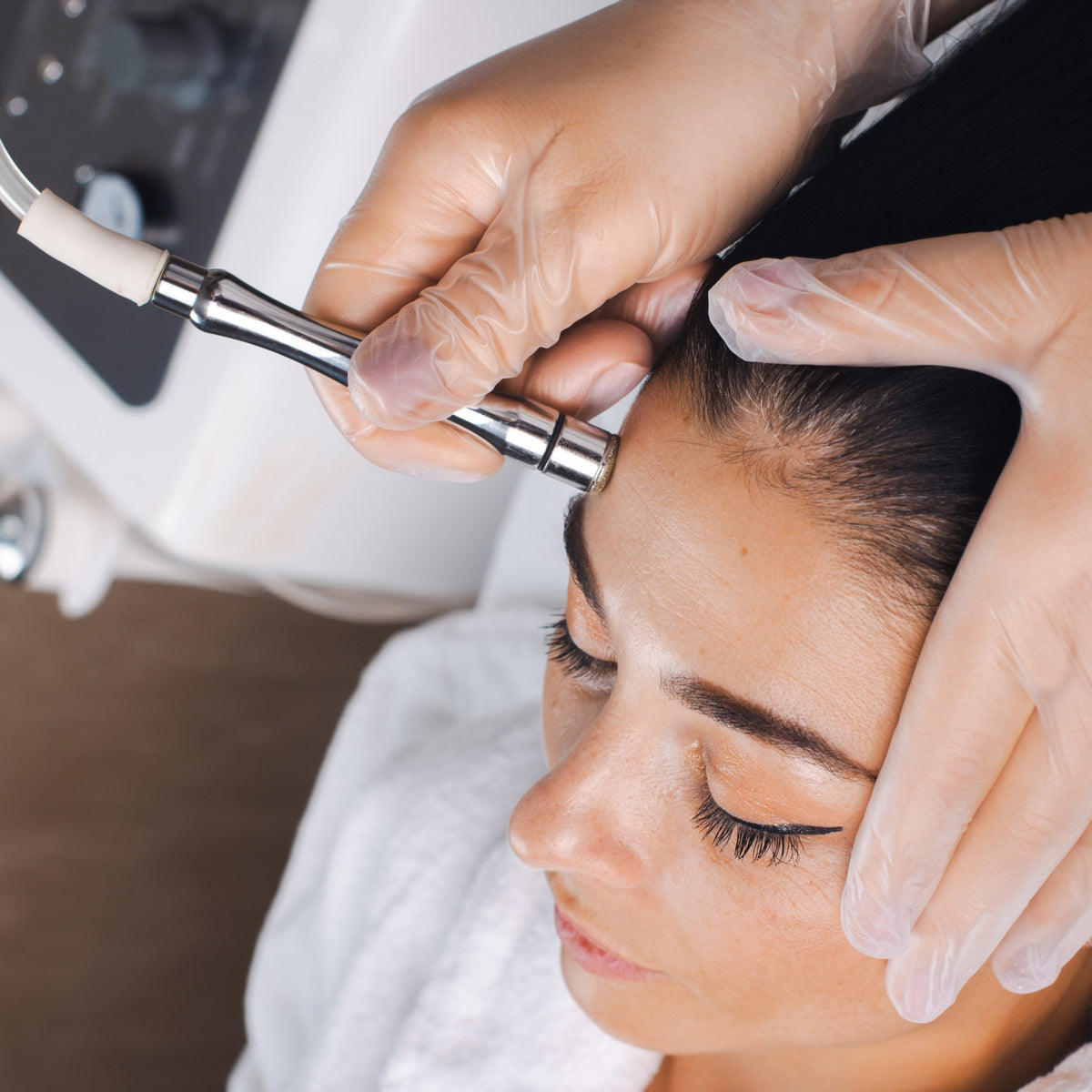 Microdermabrasion treatment on a client's forehead - SHBBSKS009 microdermabrasion training